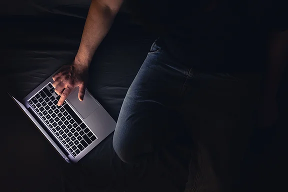 NIS2-Meldeprozess Nächtliche Arbeit am Laptop – die Meldefristen nach § 32 BSIG laufen ab Kenntnis des Vorfalls