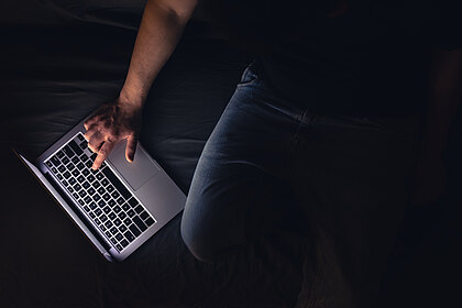 Nächtliche Arbeit am Laptop – die Meldefristen nach § 32 BSIG laufen ab Kenntnis des Vorfalls