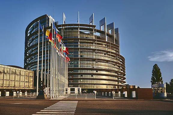 Gebäude des Europäischen Parlaments in Straßburg – NIS2-Umsetzung in den Mitgliedstaaten