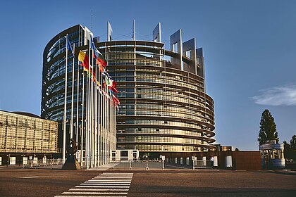 Gebäude des Europäischen Parlaments in Straßburg – NIS2-Umsetzung in den Mitgliedstaaten