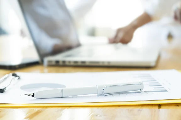 Wirksamkeitskontrolle Checkliste auf Klemmbrett wird abgezeichnet – Wirksamkeitskontrolle im Compliance-Management