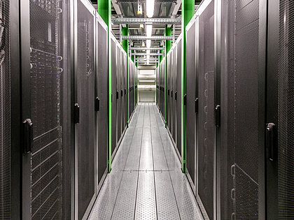 Korridor eines Serverraums – die Bedrohungslage laut BSI-Lagebericht 2025