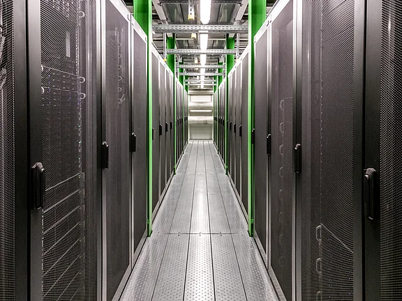 BSI-Lagebericht Korridor eines Serverraums – die Bedrohungslage laut BSI-Lagebericht 2025