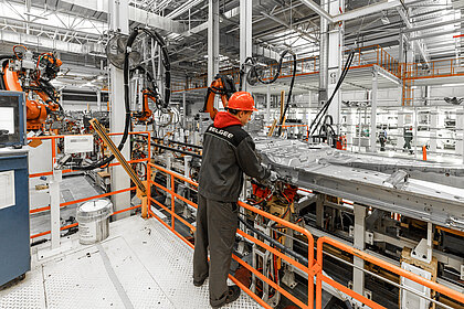 Automobil-Produktionslinie – das verarbeitende Gewerbe zählt zu den NIS2-Sektoren