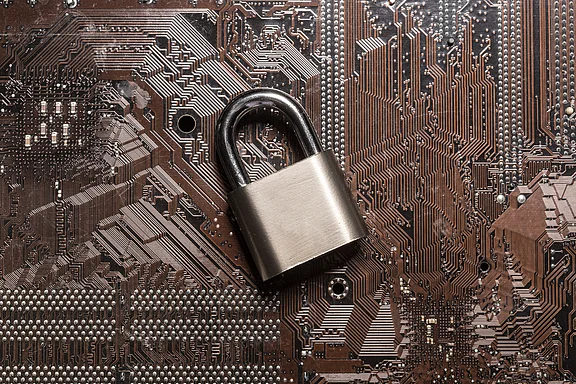 Cyber Resilience Act Vorhängeschloss auf Platine – der Cyber Resilience Act reguliert Produkte mit digitalen Elementen