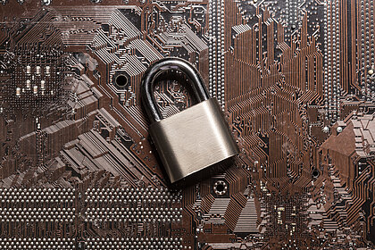 Vorhängeschloss auf Platine – der Cyber Resilience Act reguliert Produkte mit digitalen Elementen