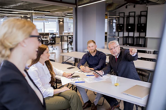 Compliance-Schulungen Vortrag am Flipchart – Schulungen und Unterweisungen mit Nachweis organisieren