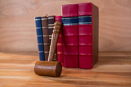 Richterhammer auf Gesetzesbüchern – Symbolbild für das NIS2-Umsetzungsgesetz